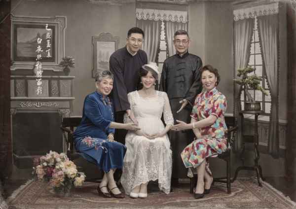 《新生日记》李艾挺孕肚穿婚纱