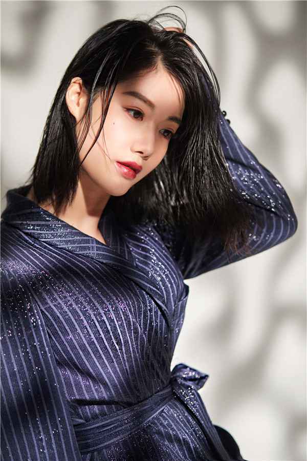  演员王婷造型简约时尚独具魅力