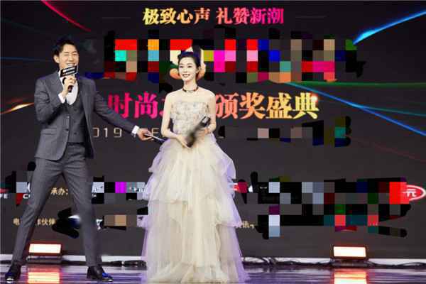  宋轶亮相时尚盛典 丸子头造型登热搜
