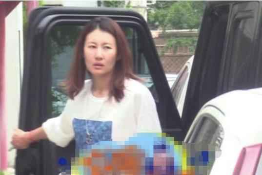 王宝强女友冯清开豪车素颜状态差
