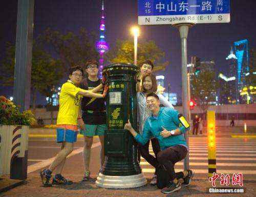 “鹿晗合影邮筒”成为网红，大批粉丝前来合影。中新社记者 刘关关 摄