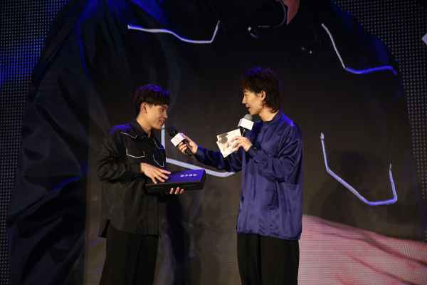 “乐坛黑马”隔壁老樊首发新专