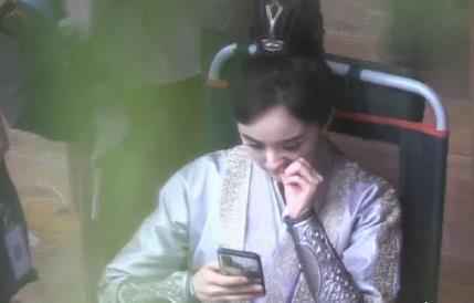 杨幂当众挖鼻孔