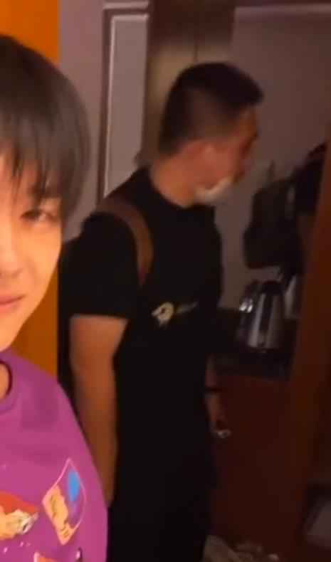 易烊千玺偷拍胖虎
