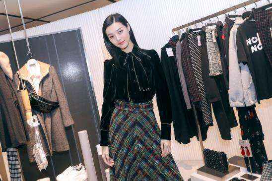 游天翼中国风写真大片曝光 复古lady演绎初秋新风尚