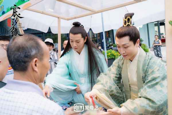 张海宇、李嘉铭身穿戏服空降成都下凡