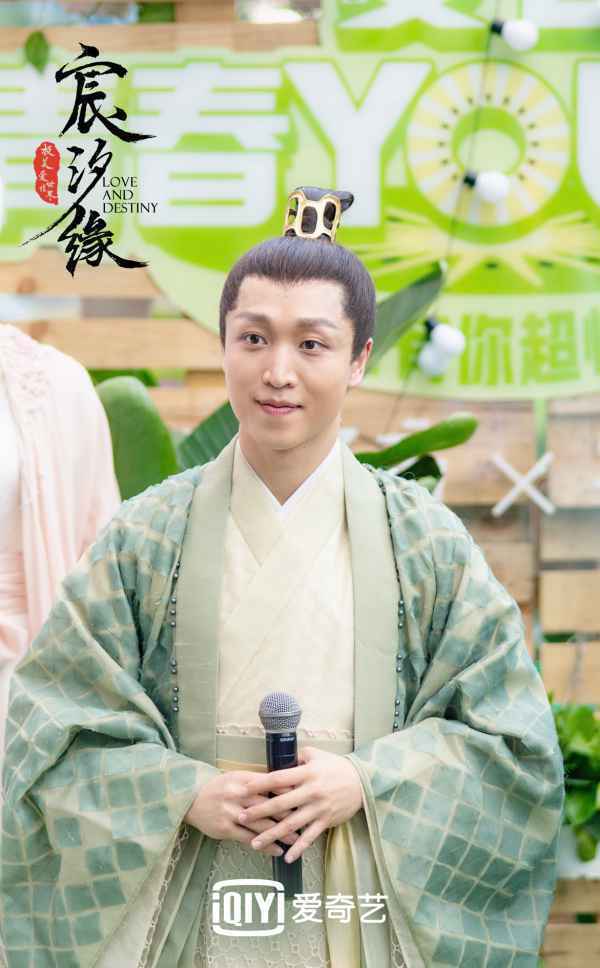 张海宇、李嘉铭身穿戏服空降成都下凡