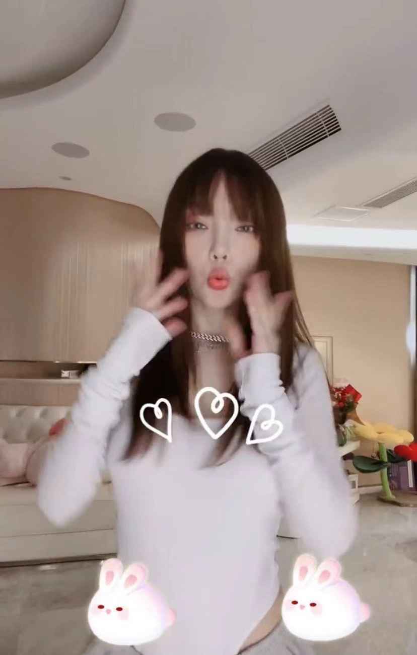 李小璐穿连体衣闺房热舞，动作妩媚，原来真的不怪Pigone