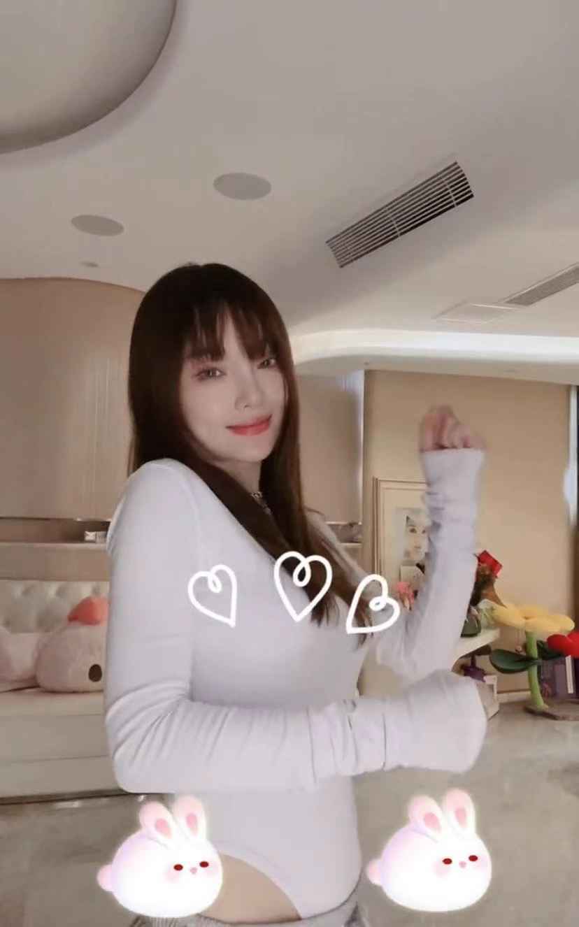 李小璐穿连体衣闺房热舞，动作妩媚，原来真的不怪Pigone