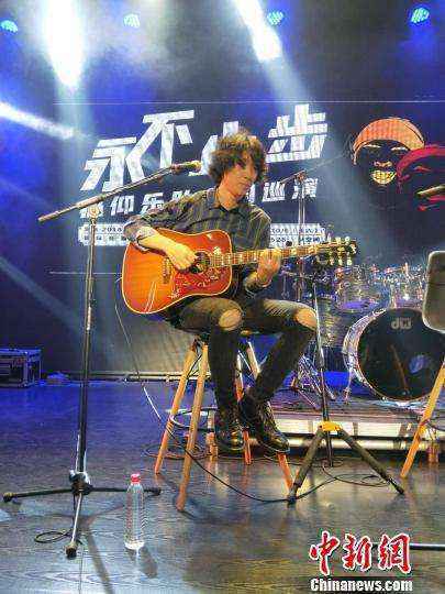 痛仰乐队成员现场表演。　何浠 摄