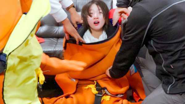 《小小的追球》黄子韬被救生衣卡住