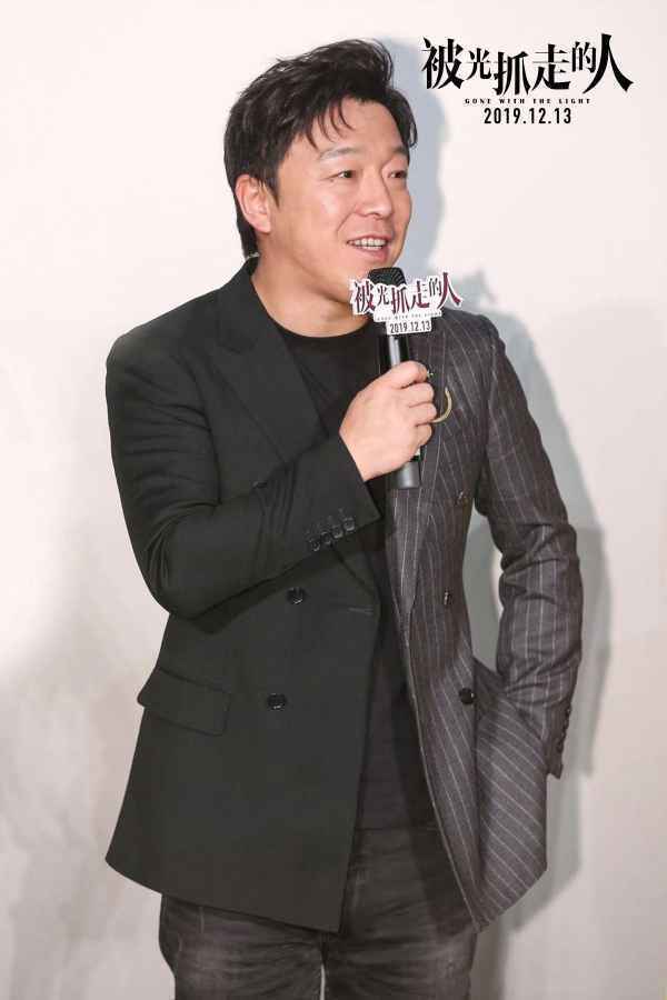  《被光抓走的人》现实主义爱情引爆口碑