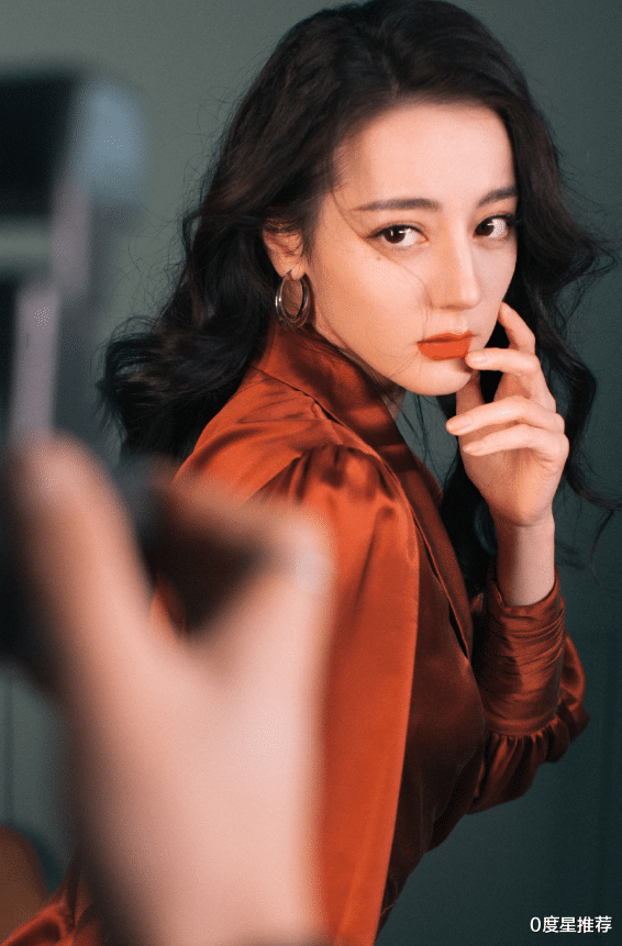 迪丽热巴的身材全靠P？看她未修生图后样子：终于暴露了