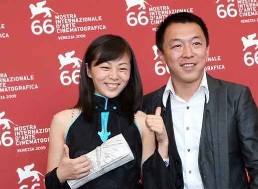 黄渤“隐藏”13年的老婆，原来是我们熟悉的她，难怪不娶林志玲