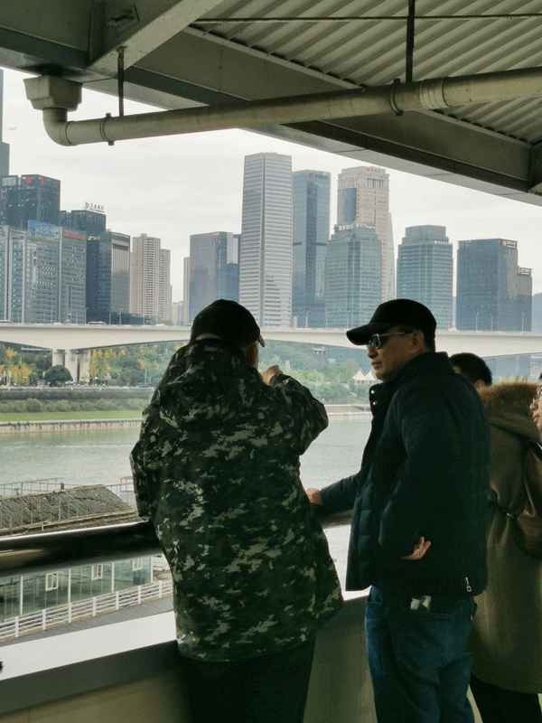  王家卫现身重庆 疑似重拍《重庆森林》