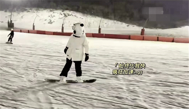 王宝强忙于电影宣传，儿子跟着马蓉滑雪，两人否认复婚后关系缓和