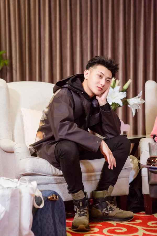 《小小的追球》黄子韬神操作热心扶熊