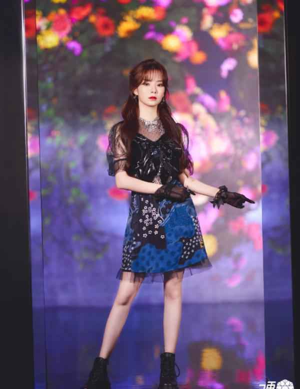有种“袜腿”叫陈卓璇，明明没穿女团白袜，双腿却能白到透光