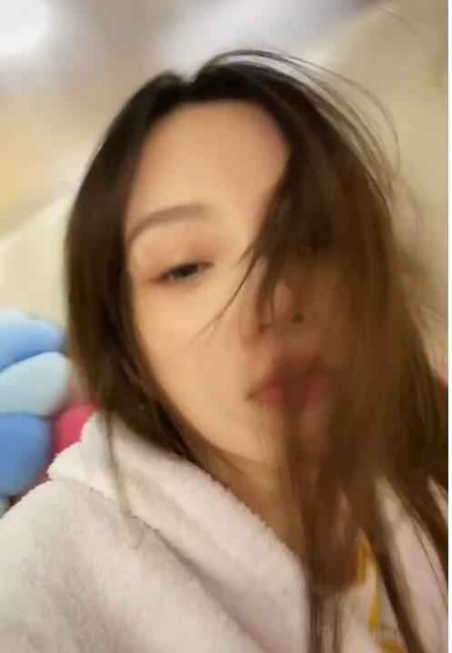 李小璐躺床上自拍