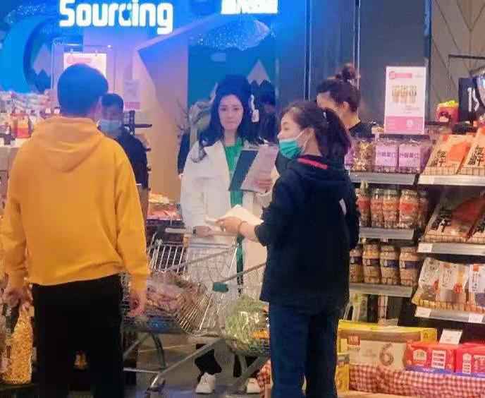 杨幂新剧路透照曝光，离开打光脱了高定的她，比素人还普通