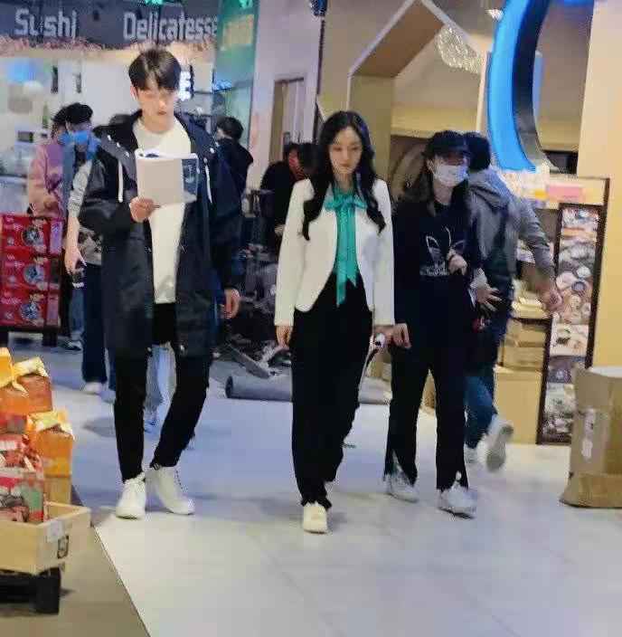 杨幂新剧路透照曝光，离开打光脱了高定的她，比素人还普通