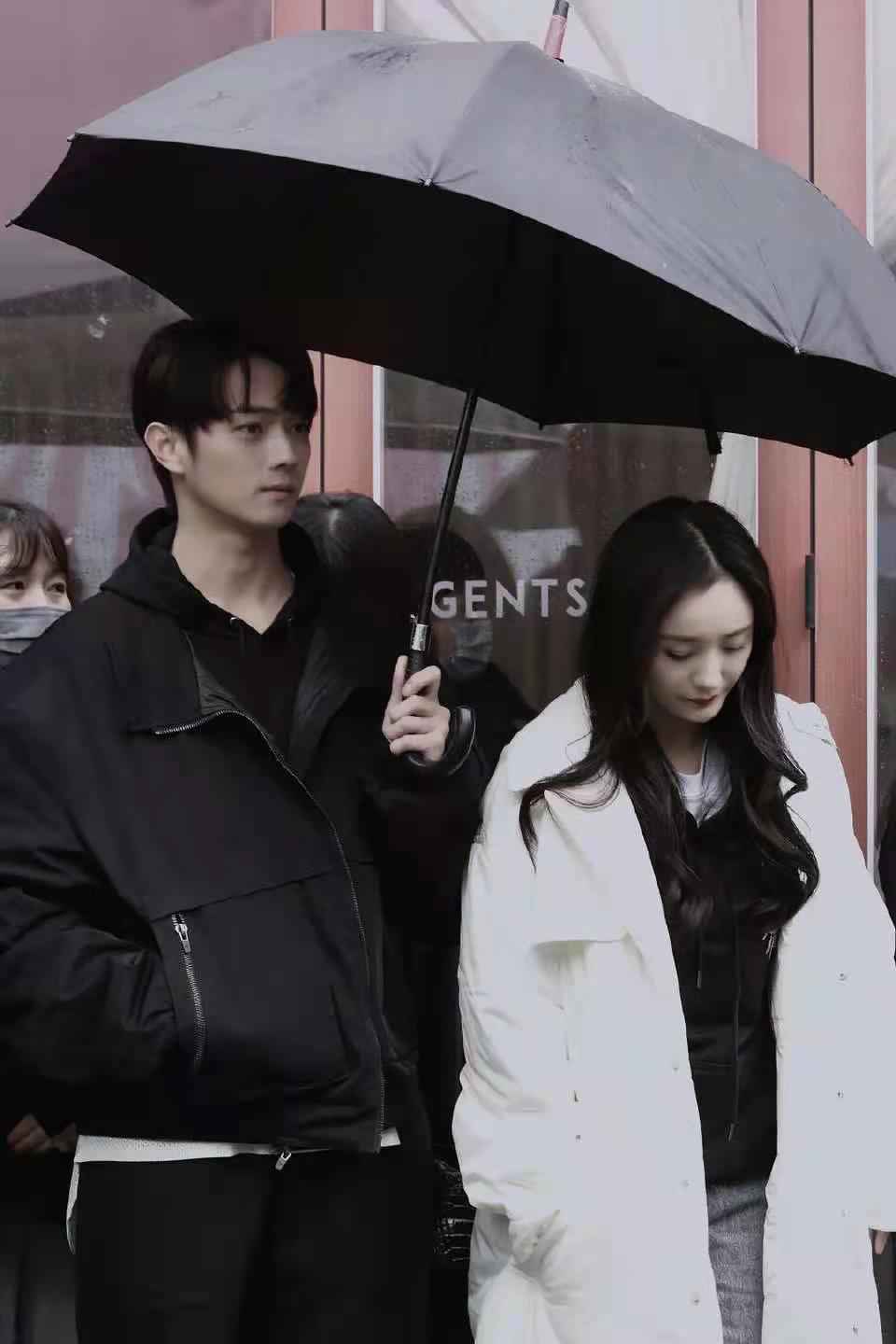 杨幂新剧路透照曝光，离开打光脱了高定的她，比素人还普通
