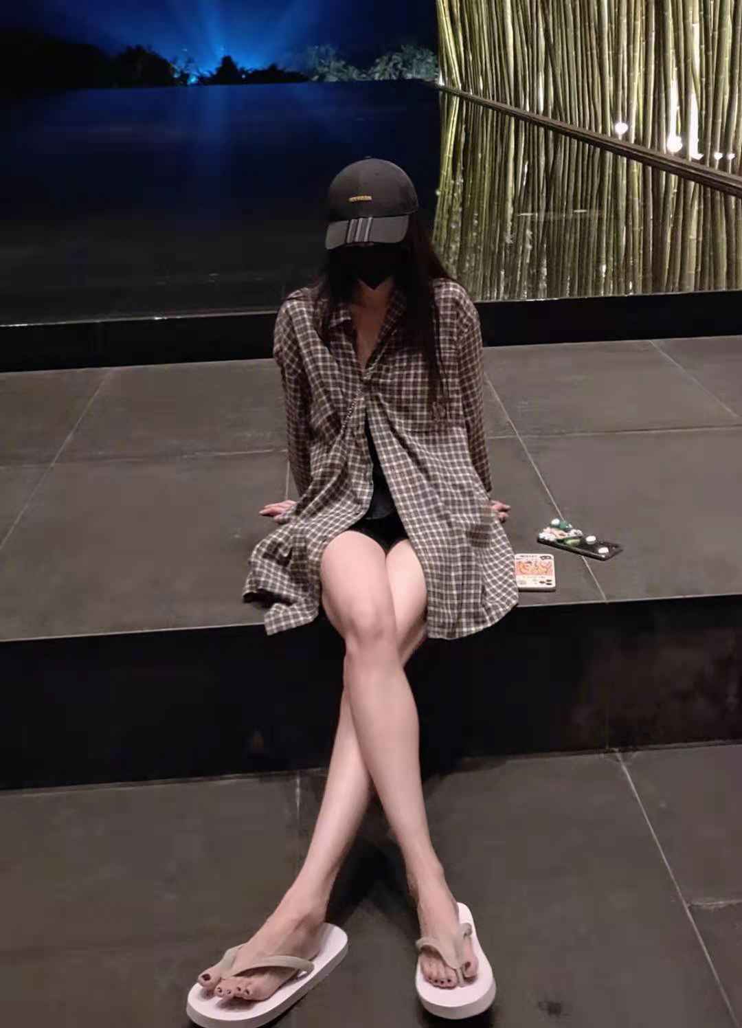 杨幂新剧路透照曝光，离开打光脱了高定的她，比素人还普通
