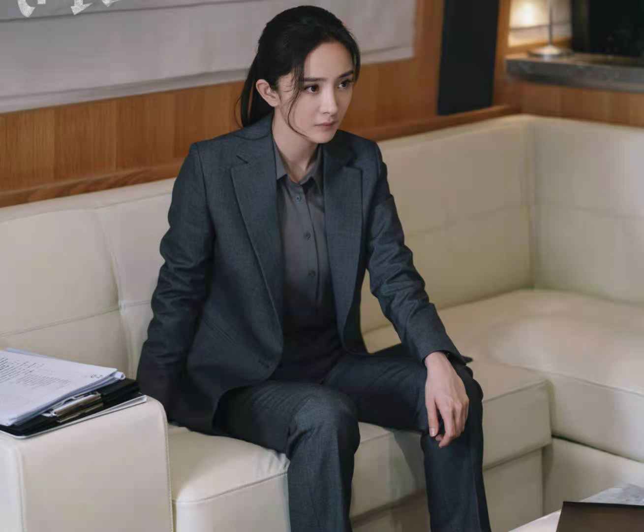 杨幂新剧路透照曝光，离开打光脱了高定的她，比素人还普通