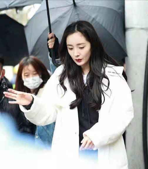 杨幂新剧路透照曝光，离开打光脱了高定的她，比素人还普通