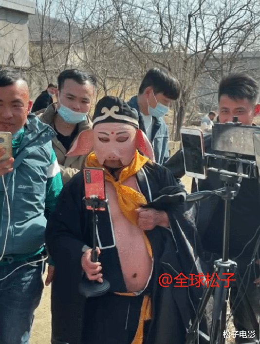拉面哥爆红成了“照妖镜”，各路奇怪网红齐聚上演“群魔乱舞”