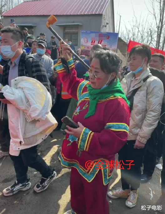拉面哥爆红成了“照妖镜”，各路奇怪网红齐聚上演“群魔乱舞”