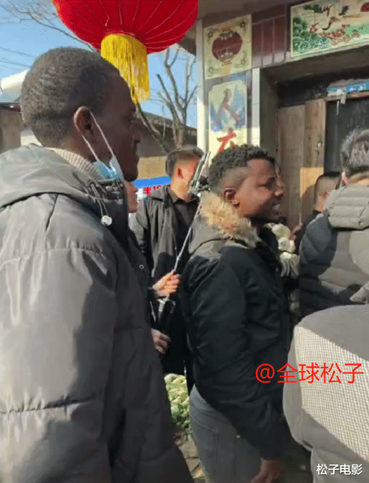 拉面哥爆红成了“照妖镜”，各路奇怪网红齐聚上演“群魔乱舞”