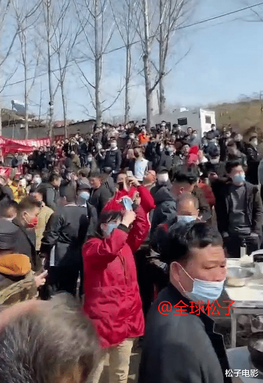拉面哥爆红成了“照妖镜”，各路奇怪网红齐聚上演“群魔乱舞”
