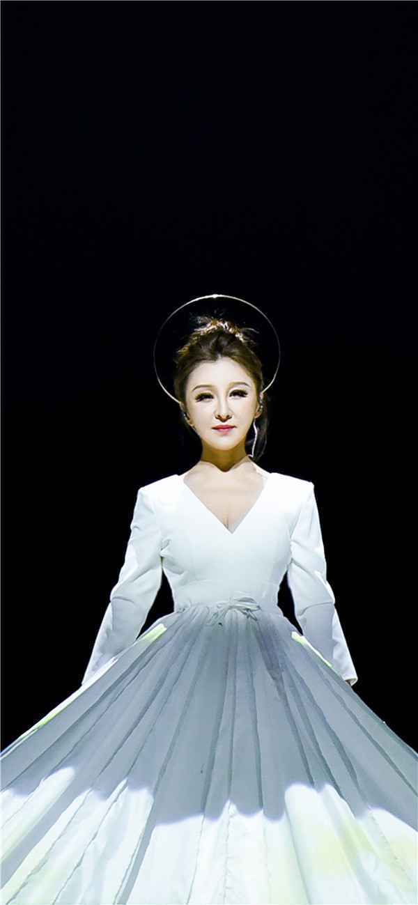  左伊玄演唱会完美盛放 营造梦幻现场