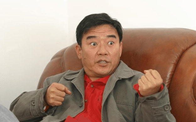 他是最没原则的老戏骨，入行三年夺视帝，为还债直言：钱到位就拍
