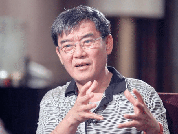 他是最没原则的老戏骨，入行三年夺视帝，为还债直言：钱到位就拍