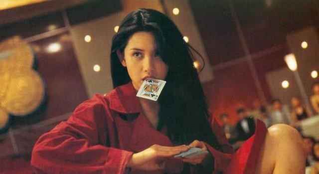 邱淑贞女儿晒美照！半露香肩姿势撩人，身材火辣颜值高不输妈妈
