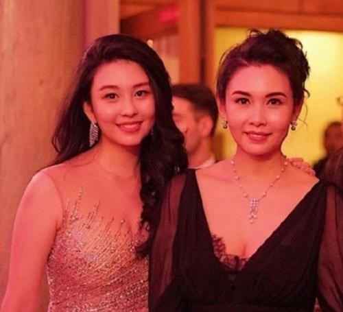 邱淑贞女儿晒美照！半露香肩姿势撩人，身材火辣颜值高不输妈妈
