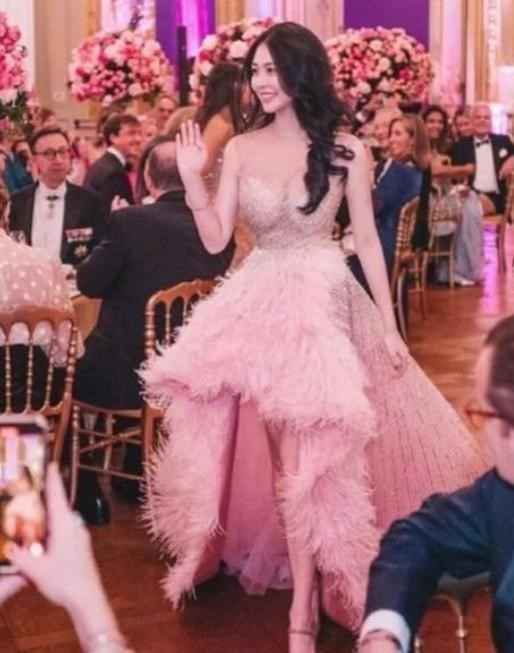 邱淑贞女儿晒美照！半露香肩姿势撩人，身材火辣颜值高不输妈妈