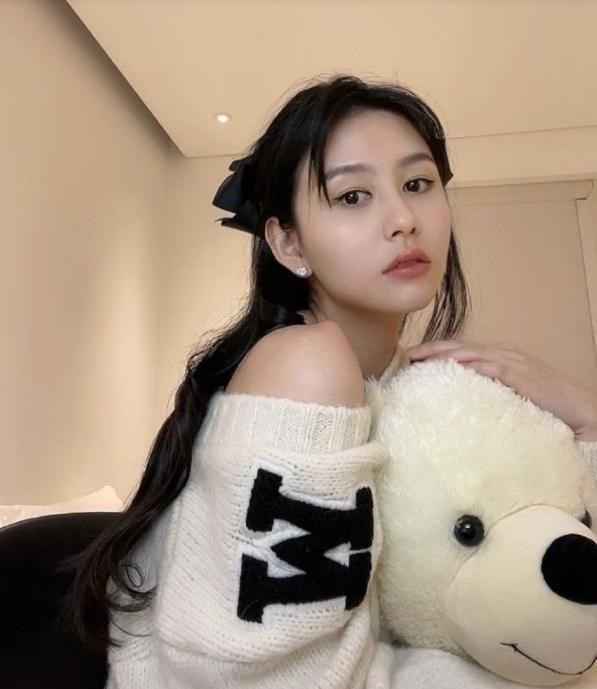 邱淑贞女儿晒美照！半露香肩姿势撩人，身材火辣颜值高不输妈妈