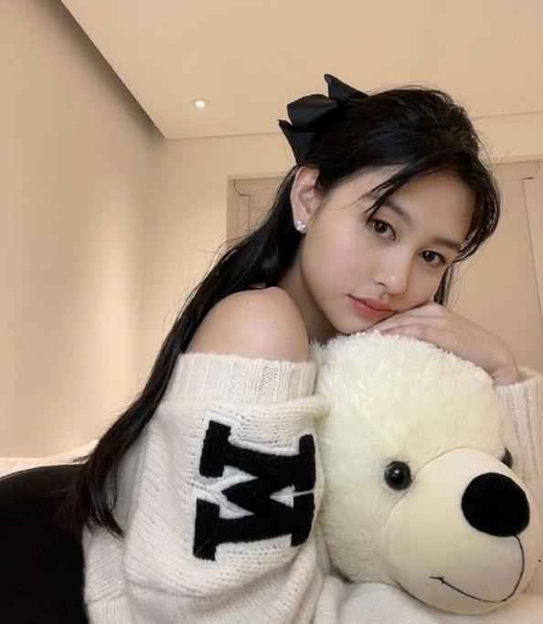 邱淑贞女儿晒美照！半露香肩姿势撩人，身材火辣颜值高不输妈妈