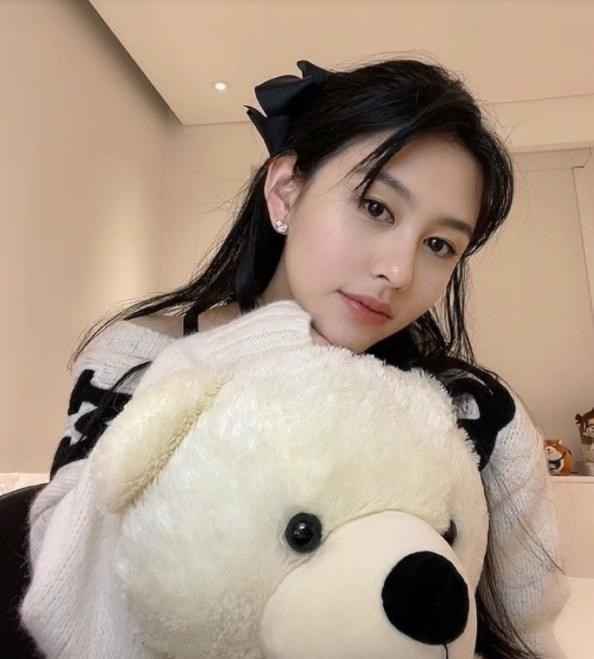 邱淑贞女儿晒美照！半露香肩姿势撩人，身材火辣颜值高不输妈妈