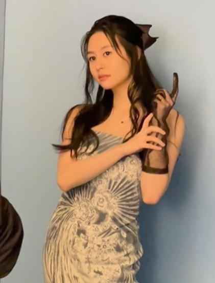 邱淑贞女儿晒美照！半露香肩姿势撩人，身材火辣颜值高不输妈妈