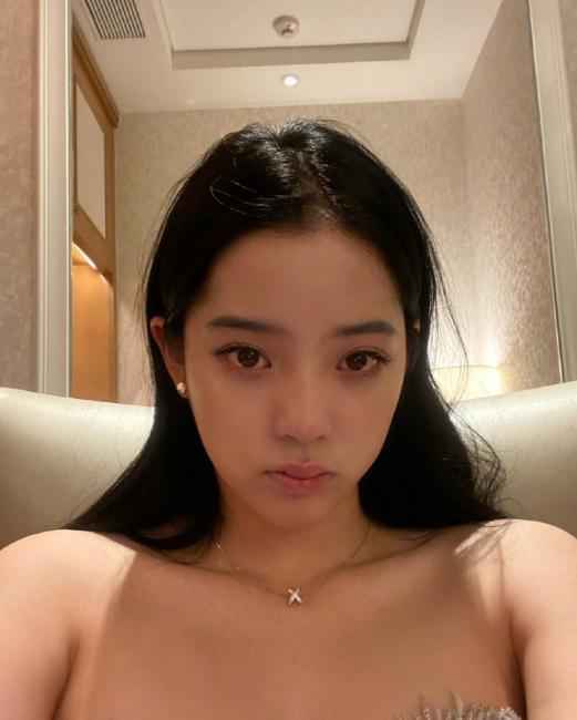 欧阳娜娜现身迪士尼被偷拍，腰部细节引热议，网友：你才20岁啊