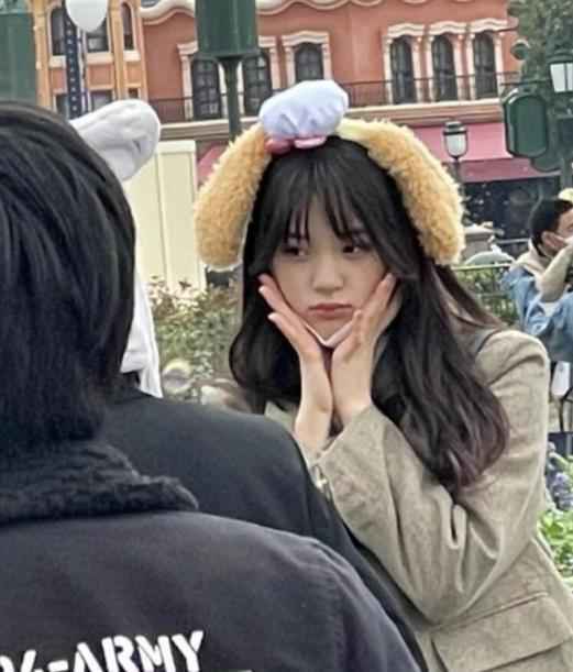 欧阳娜娜现身迪士尼被偷拍，腰部细节引热议，网友：你才20岁啊