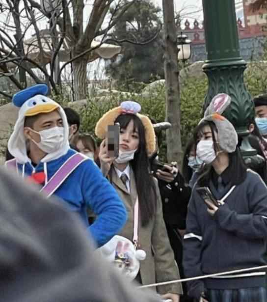 欧阳娜娜现身迪士尼被偷拍，腰部细节引热议，网友：你才20岁啊