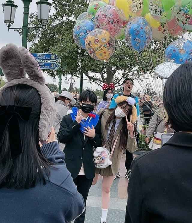 欧阳娜娜现身迪士尼被偷拍，腰部细节引热议，网友：你才20岁啊