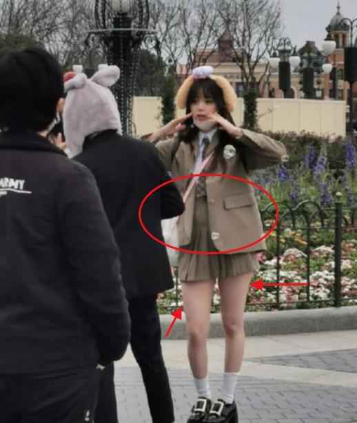 欧阳娜娜现身迪士尼被偷拍，腰部细节引热议，网友：你才20岁啊