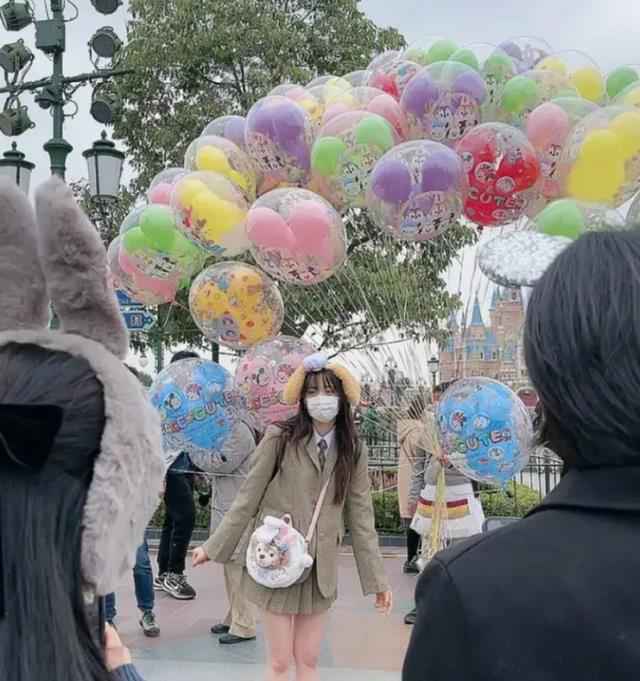 欧阳娜娜现身迪士尼被偷拍，腰部细节引热议，网友：你才20岁啊