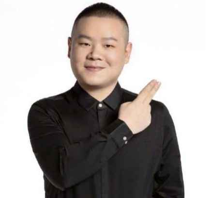 岳云鹏把壁纸换成张钧甯名字